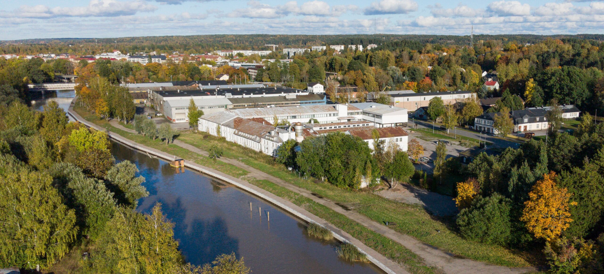 Ilmakuva Salonjoen varrella sijaitsevasta vanhasta koulukalustotehtaasta, johon suunnitellaan 17 loft-asuntoa.