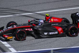Tuukka Taponen ajaa mustapunaisella ART Grand Prix'n Formula 3 -kilpa-autolla numero 8 Itävallan kilpailuradalla vuonna 2025.