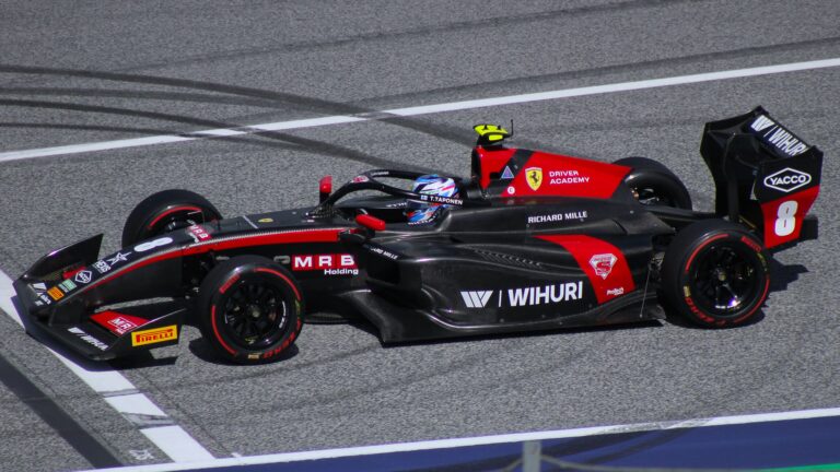Tuukka Taponen ajaa mustapunaisella ART Grand Prix'n Formula 3 -kilpa-autolla numero 8 Itävallan kilpailuradalla vuonna 2025.