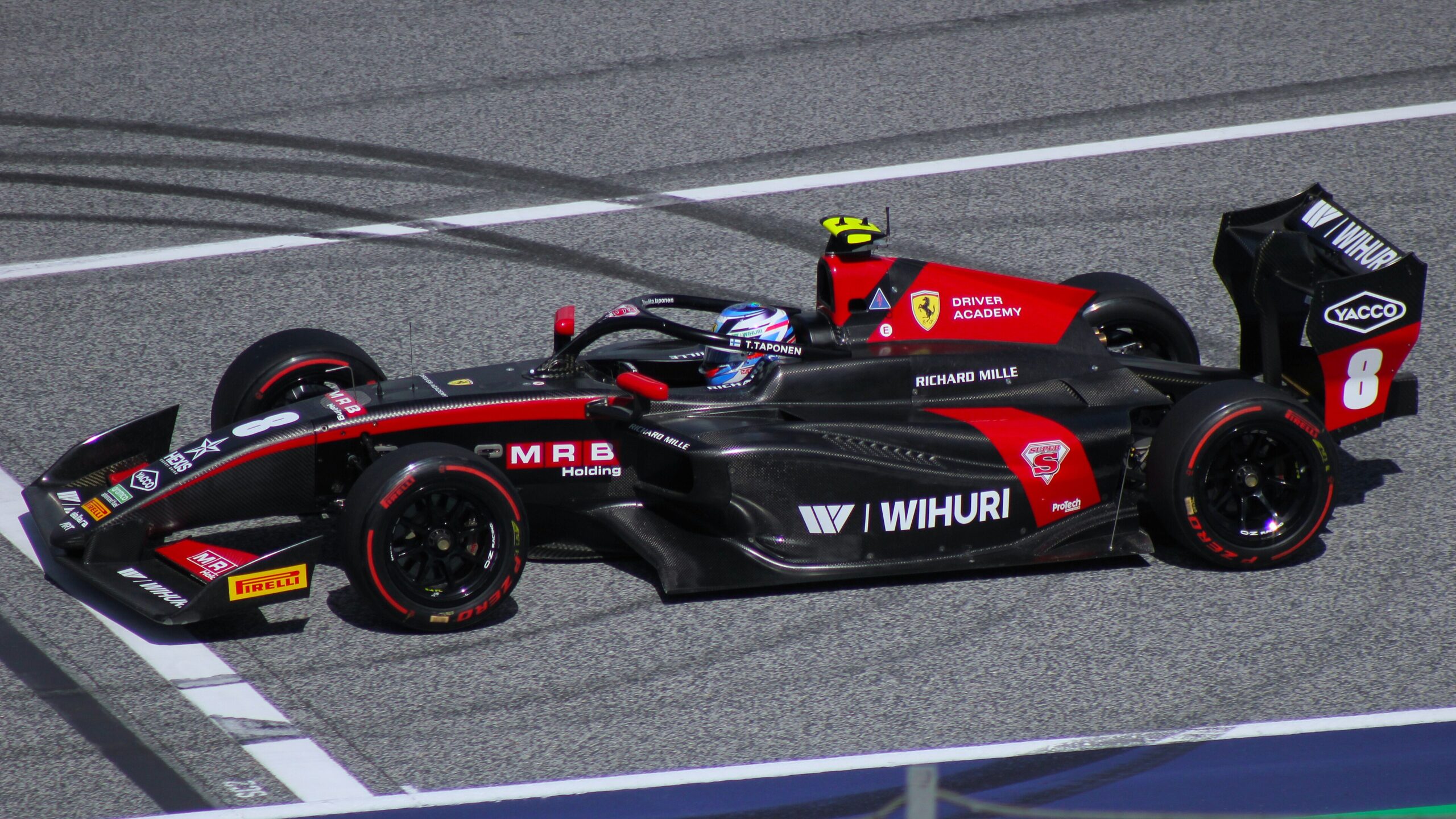 Tuukka Taponen ajaa mustapunaisella ART Grand Prix'n Formula 3 -kilpa-autolla numero 8 Itävallan kilpailuradalla vuonna 2025.